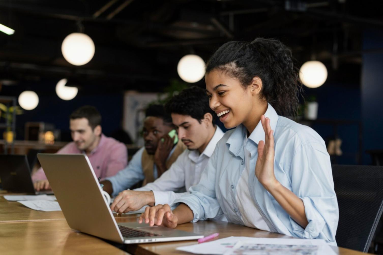 Modernes Büro mit strukturierter Arbeitsumgebung für Finanzberatung