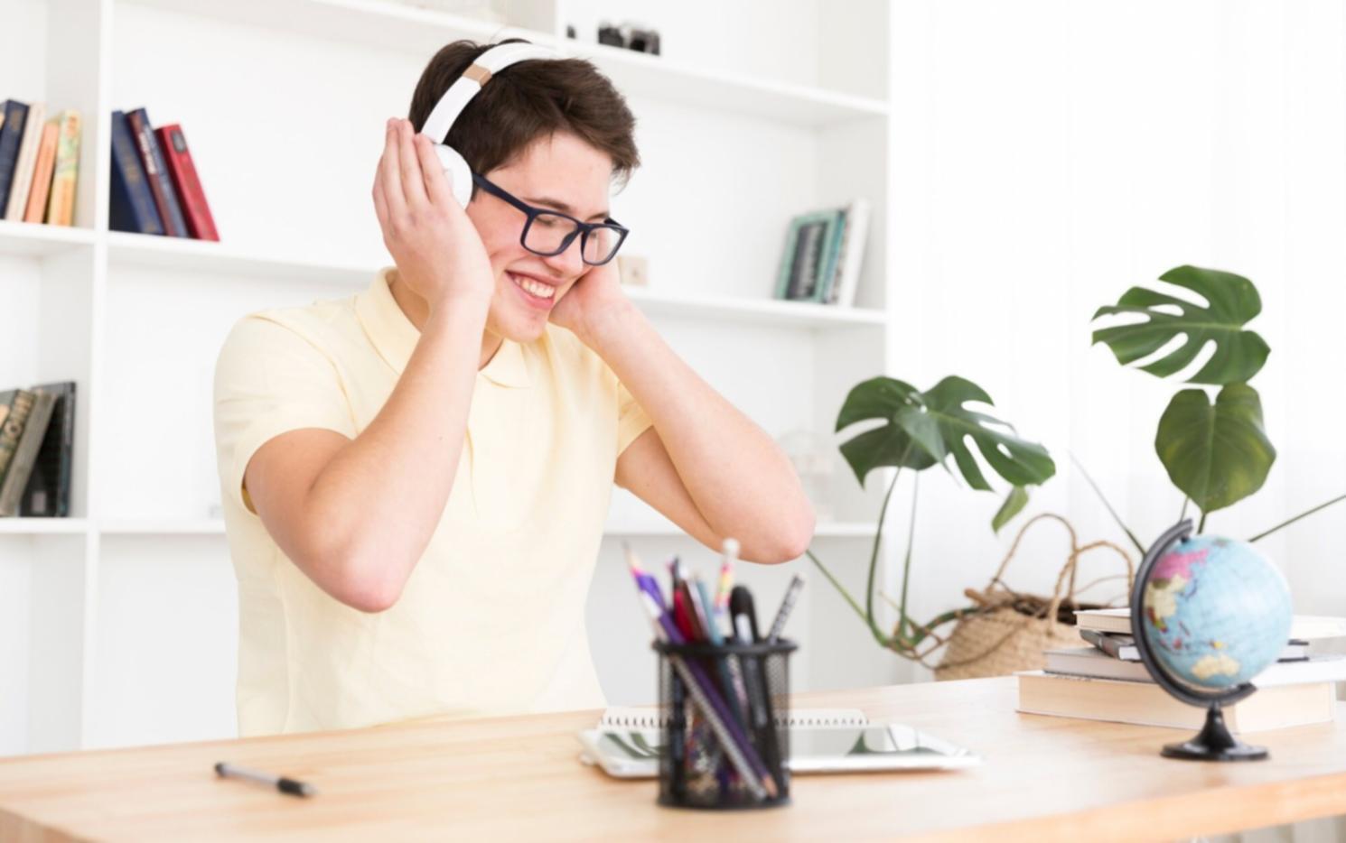 Finanzplanung mit Notizen und Diagrammen